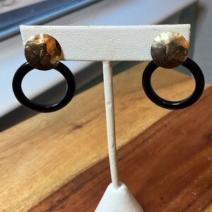 14K yellow gold and onyx stud earrings